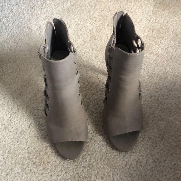 BCBGeneration Nude Heels - Picture 2 of 8